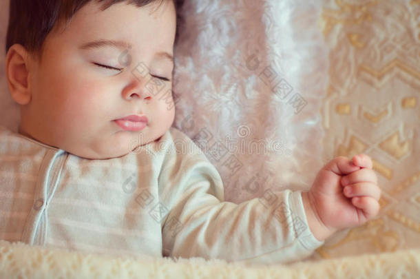 睡<strong>梦中的</strong>婴儿裹着针织毛毯