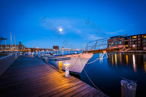 <strong>船</strong>在<strong>码头</strong>在黄昏，在瀑布点，马里兰州巴尔的摩。
