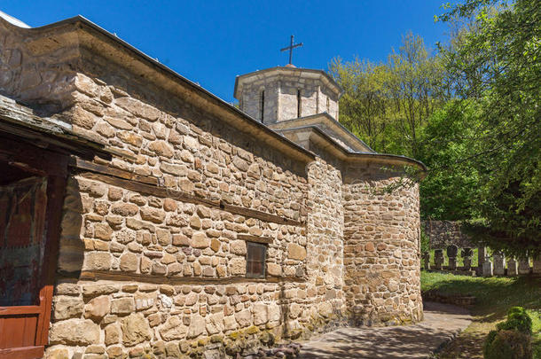 教堂和中世纪墓地在坦斯基修道院圣乔治，皮罗特，塞尔维亚共和国