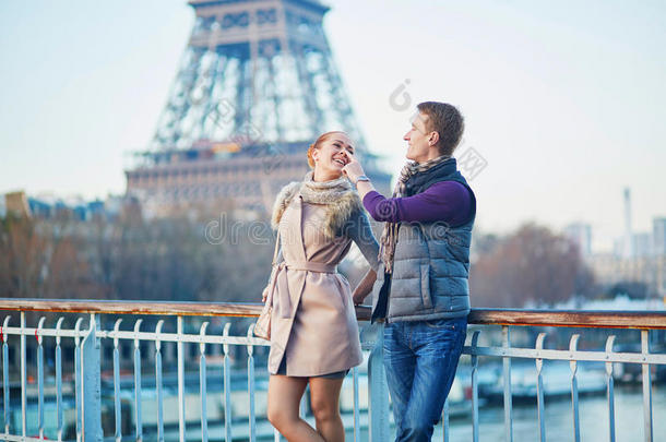 法国巴黎埃菲尔铁塔附近的一对夫妇