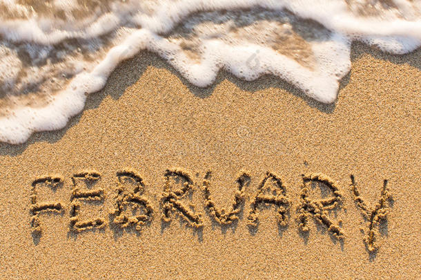 二月-用柔波在沙滩上画的字。