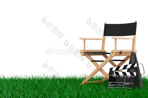 导演椅子，电影拍手器和扩音器在草地上。 三维渲染