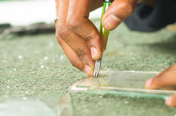特写手使用手持切割雕刻工具玻璃