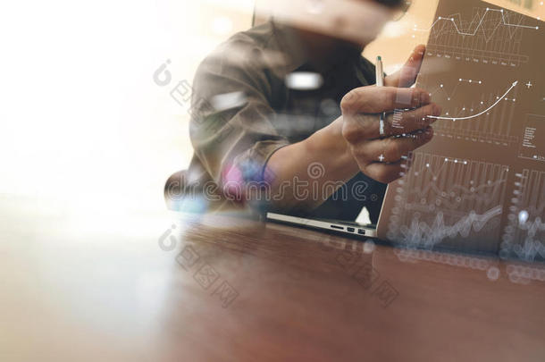 商务人员在笔记本电脑上用商务图工作