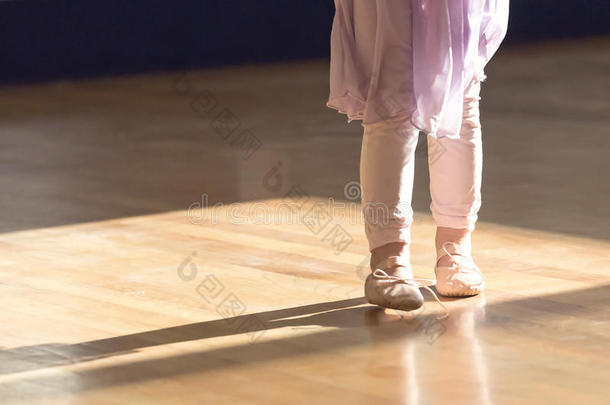 创意芭蕾特写小女孩穿着芭蕾舞拖鞋、裙子和<strong>丝袜</strong>
