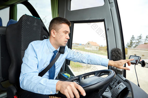 公共汽车司机向GPS导航器输入地址