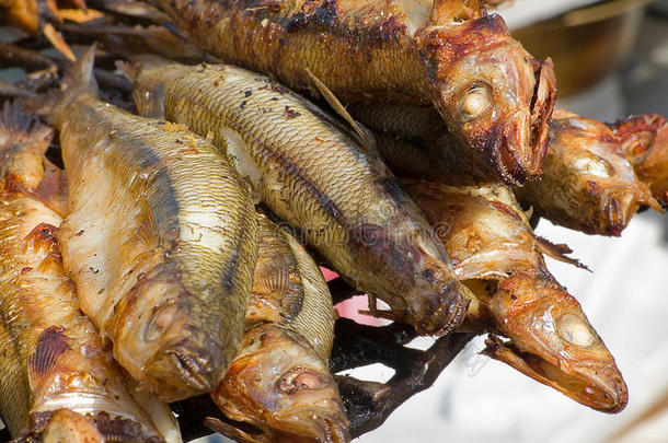 开胃美味的油炸海鲜，鱼在<strong>烧烤架</strong>户外。