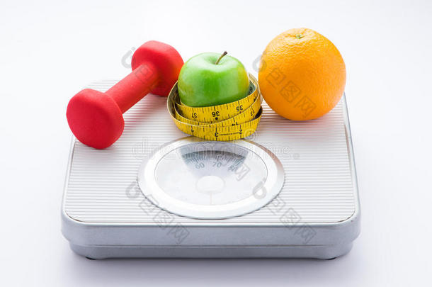 节食减肥瘦身概念。 白色重量秤上的特写测量磁带