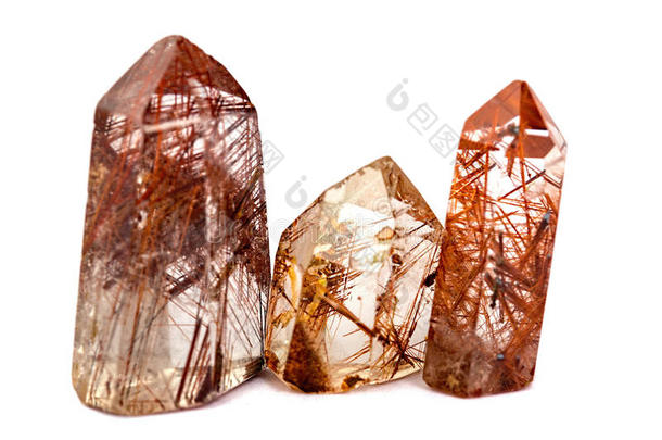 三组矿物石英岩，<strong>金红</strong>石在白色背景上分离