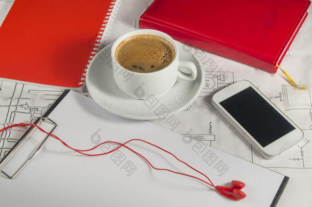 桌面附图，红色日记，手机，咖啡