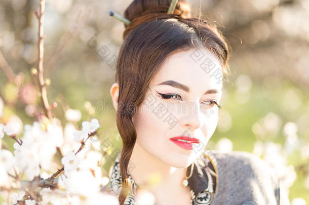 美丽的年轻女人，日本风格的化妆