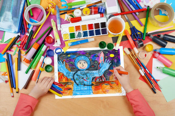 儿童绘画宇航员探索红色星球，空间概念，俯视用铅笔在纸上画图画，艺术品
