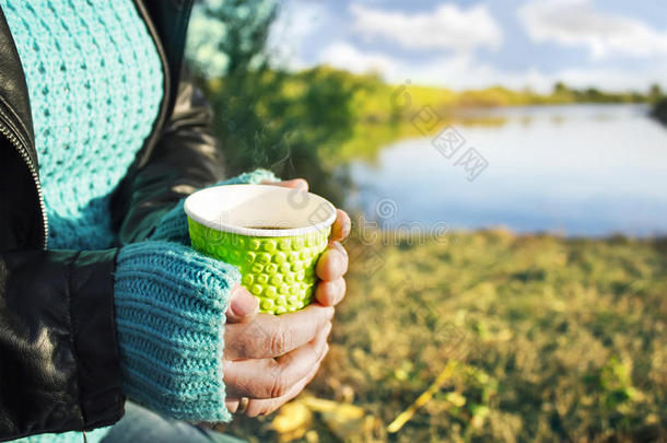 一杯热<strong>咖啡</strong>在手，在新鲜的空气中欣赏风景