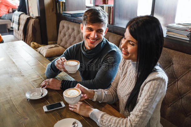 一对夫妇在咖啡馆里享受彼此相处的时间