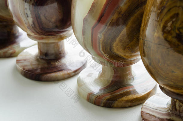 人工制品背景雕刻陶瓷杯子