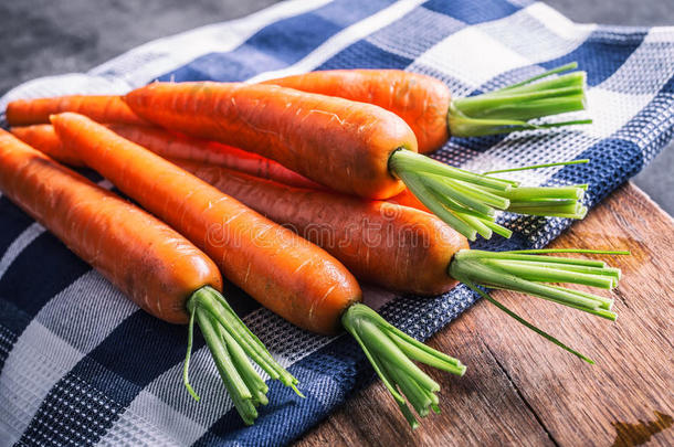 胡萝卜。 新鲜胡萝卜束。 小胡萝卜。 生的新鲜有机橙色胡萝卜。 健康素食蔬菜食品