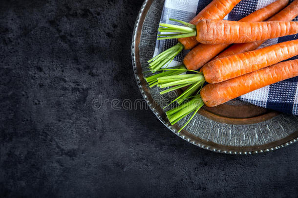 胡萝卜。 新鲜胡萝卜束。 小胡萝卜。 生的新鲜有机橙色胡萝卜。 健康素食蔬菜食品