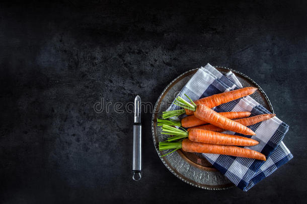 胡萝卜。 新鲜胡萝卜束。 小胡萝卜。 生的新鲜有机橙色胡萝卜。 健康素食蔬菜食品