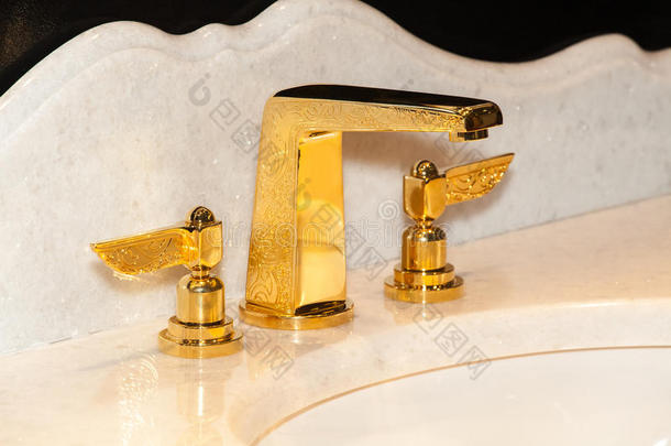 浴室里的金色水龙头
