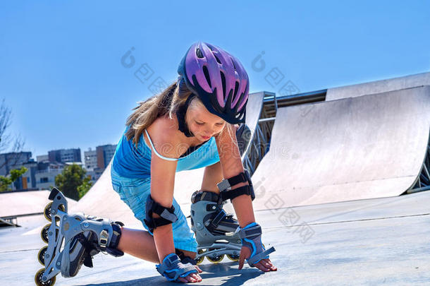 在溜冰场骑旱冰鞋的女孩。