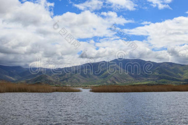 平静的山<strong>水景</strong>象