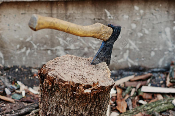 斧头在树桩背景<strong>砍柴</strong>。