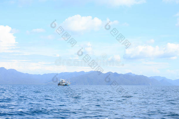 渔船在蓝色的海面上一<strong>条带</strong>绿岛的鱼