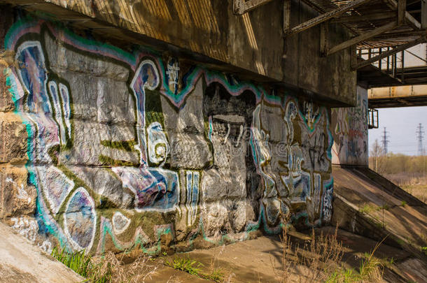 铁路桥下的涂鸦