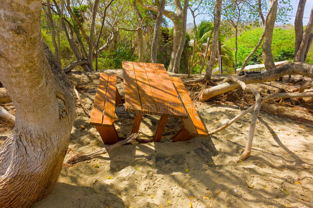 贝基亚下湾海滩的一张受损的桌子