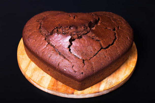 <strong>黑底</strong>浅色木制砧板上的巧克力蛋糕