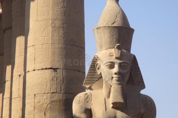 古代的雕刻柱埃及埃及人