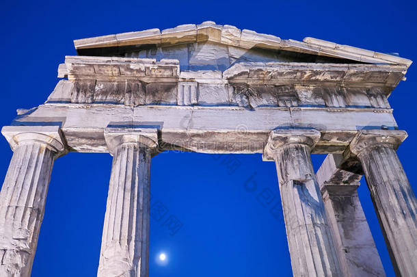 雅典希腊，月光下罗马论坛的入口处