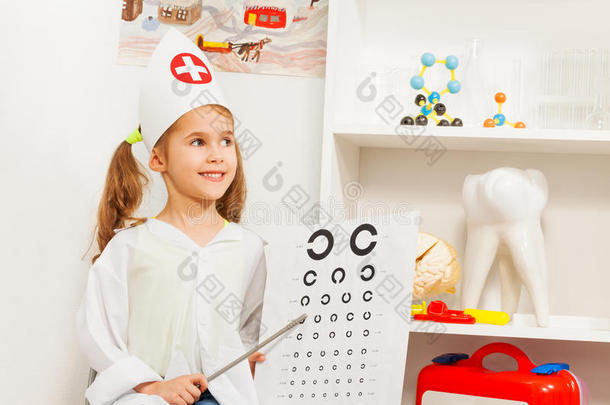 美丽的女孩在医疗办公室玩眼科医生