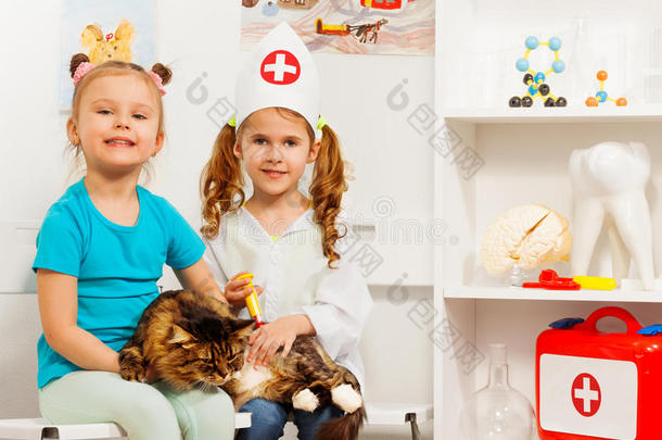 兽医那里的女孩和猫得到了疫苗