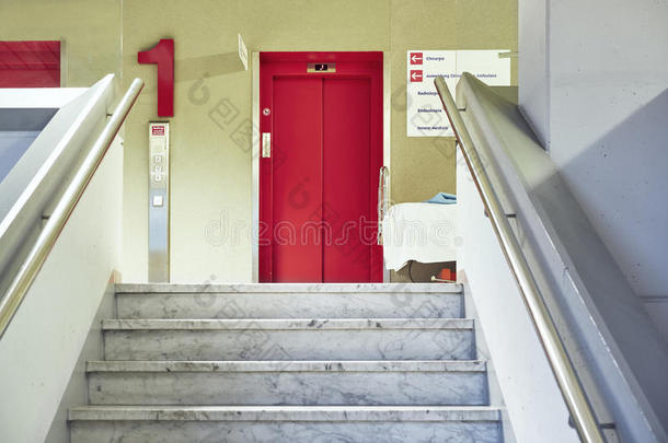 医生医院楼梯等待走廊电梯红色