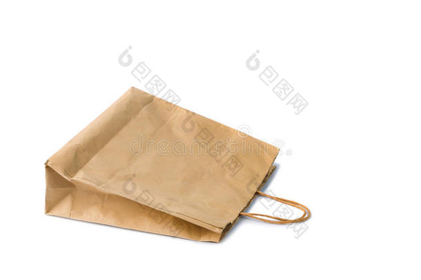 白色背景上分离的空白棕色纸袋