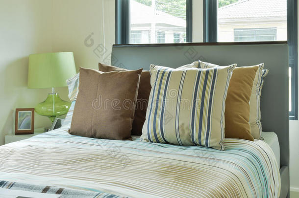 现代装饰卧室里五颜六色的床上用品