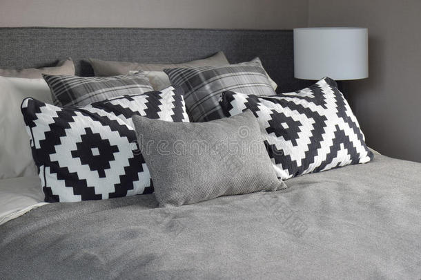 图形风格和灰色枕头在经典的彩色床上用品