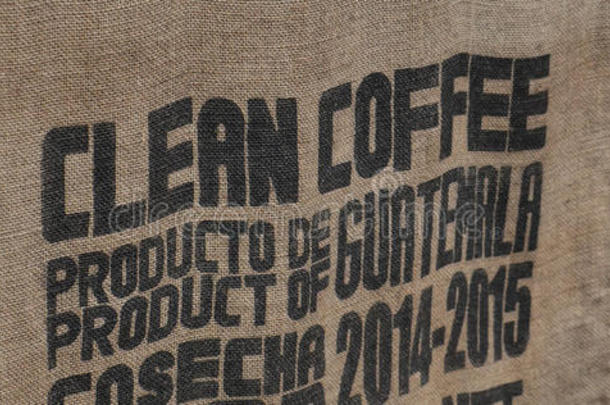 用咖啡这个词关闭纹理编织的Hessian织物