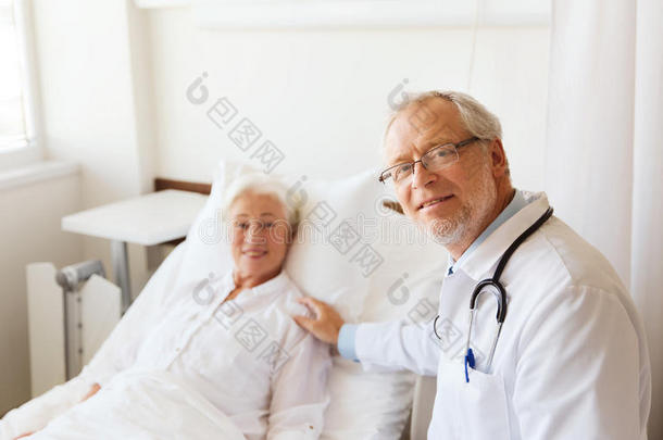 医生在医院病房看望老年妇女