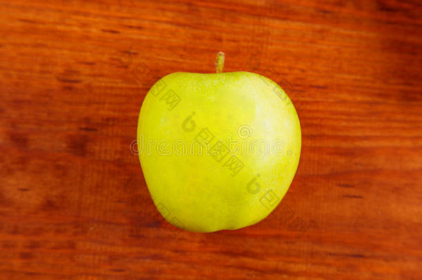 木制背景<strong>上新</strong>鲜的绿色多汁的天然苹果