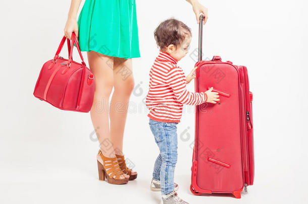 孩子和母亲准备旅行
