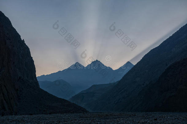 冒险阿尔卑斯山高山登山者安纳普纳