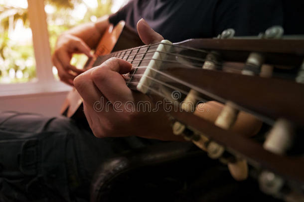 吉他演奏家演奏。 有表演者手的乐器