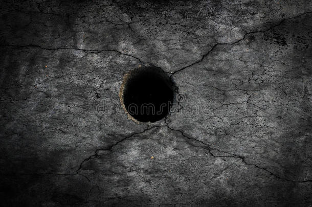 裂缝地板水泥的黑洞老了