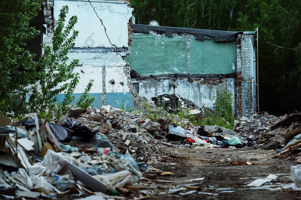 一个垃圾场和一座背景有废弃砖墙的建筑。 灾难，战争的概念。 为无家可归的人<strong>撤退</strong>。