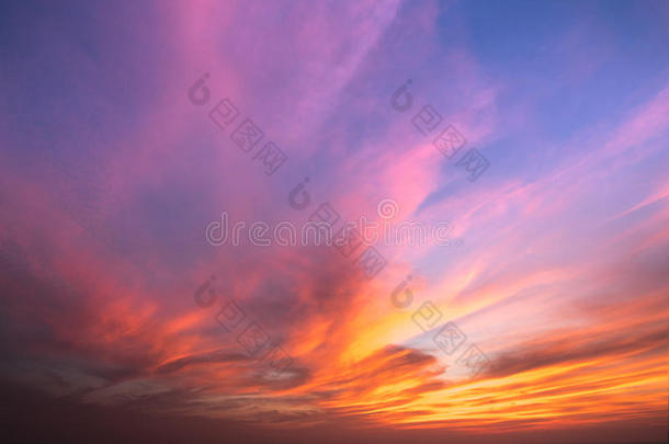 火红的橙色夕阳天空。美丽的天空。