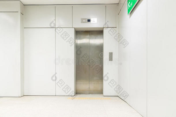 一个空的现代电梯或电梯与<strong>金属门</strong>是<strong>打开</strong>的