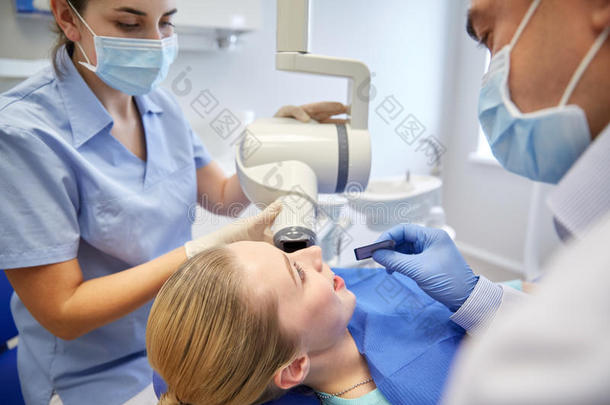 牙医和牙科X光机病人