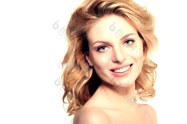 美丽的脸女人。 水疗沙龙的女孩健康模特。 奶油治疗产品。 面部皮肤特拉皮。 美丽的微笑，牙齿。 牙科